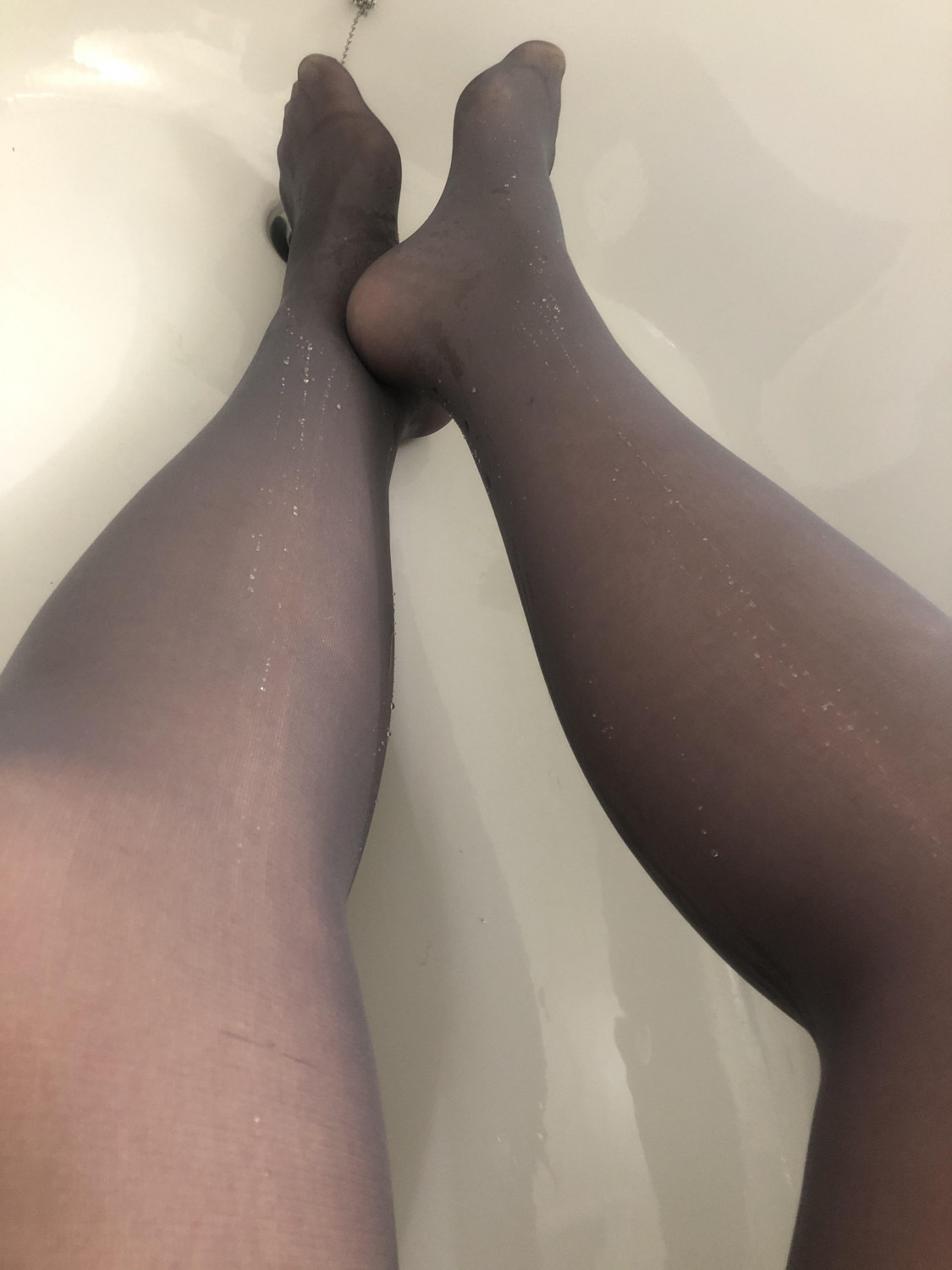 Letting go of my full bladder in tights - Porn - EroMe