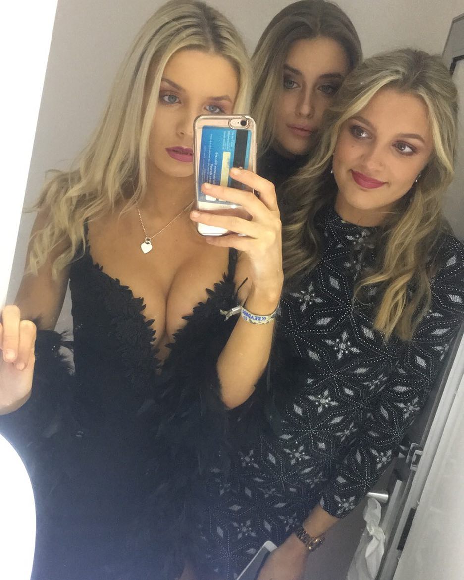 Charleylocatelli & Elliegarthwaite_ No bra #tE8ntk6y