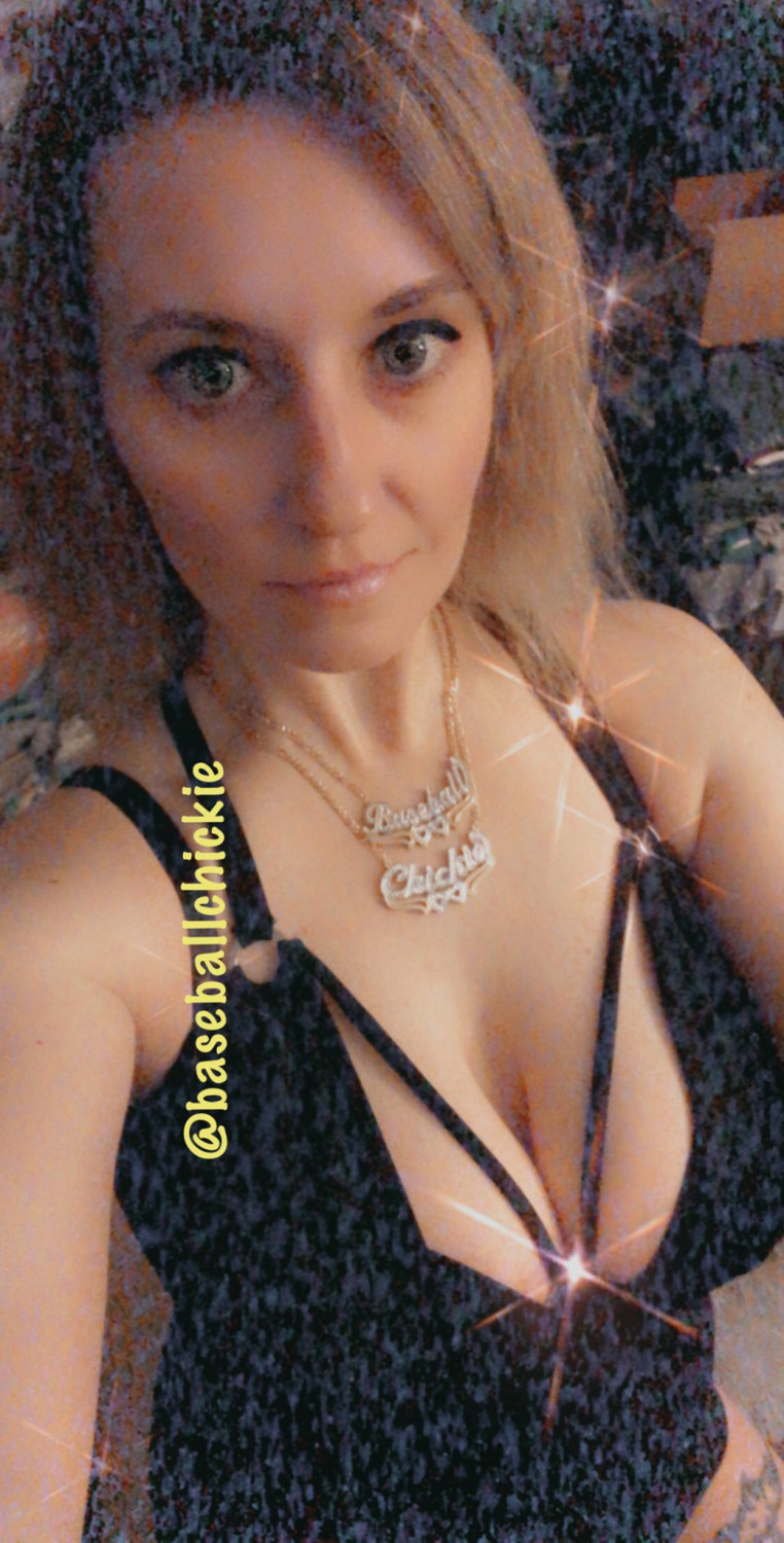 baseballchickie2 #vP0sNVmA