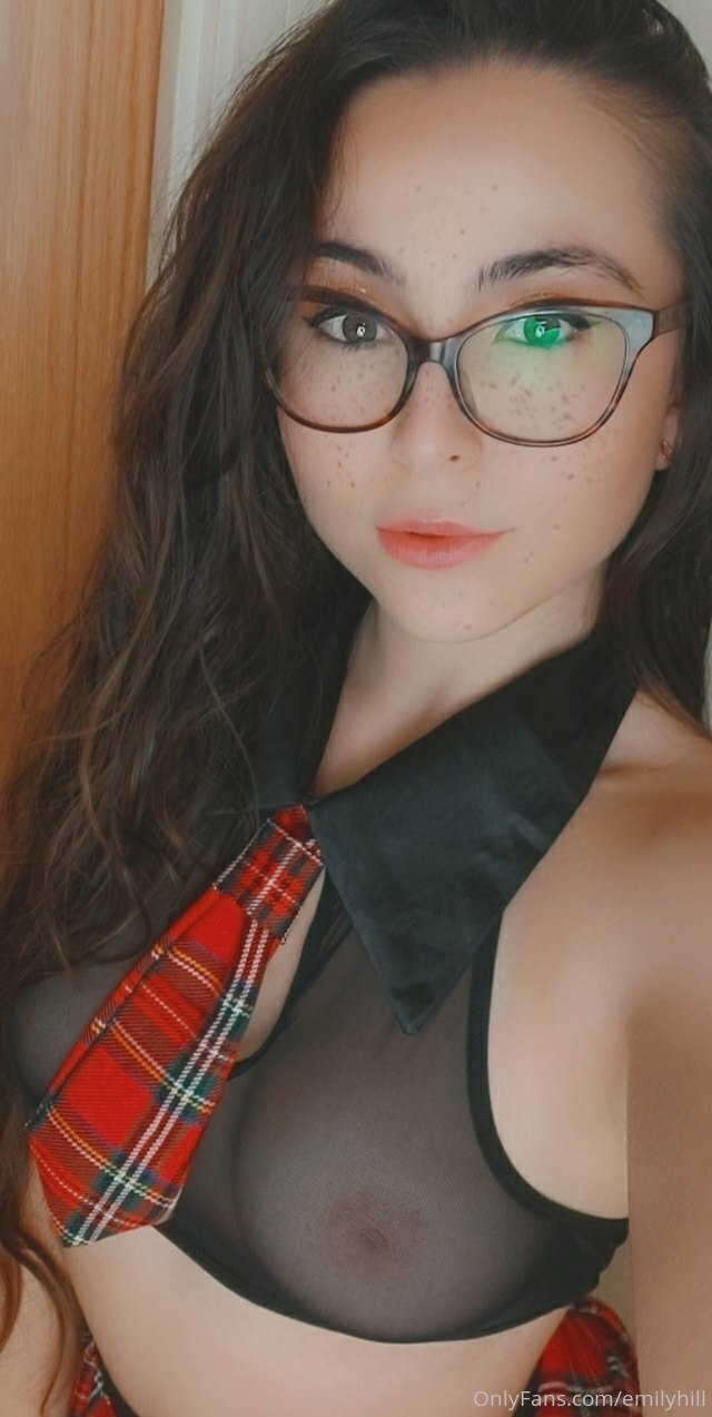 girl with glasses #h2lY6h6w