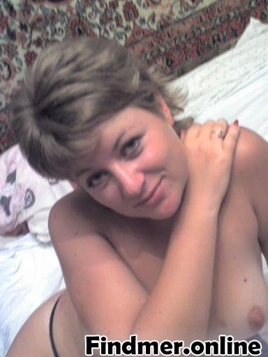 Ordinary milf posing #4RfS9CGS