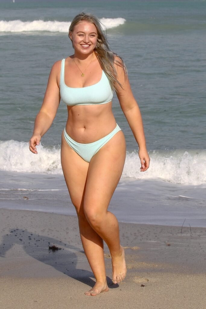 Iskra Lawrence Nude And Sexy Images #sEspTH3Z
