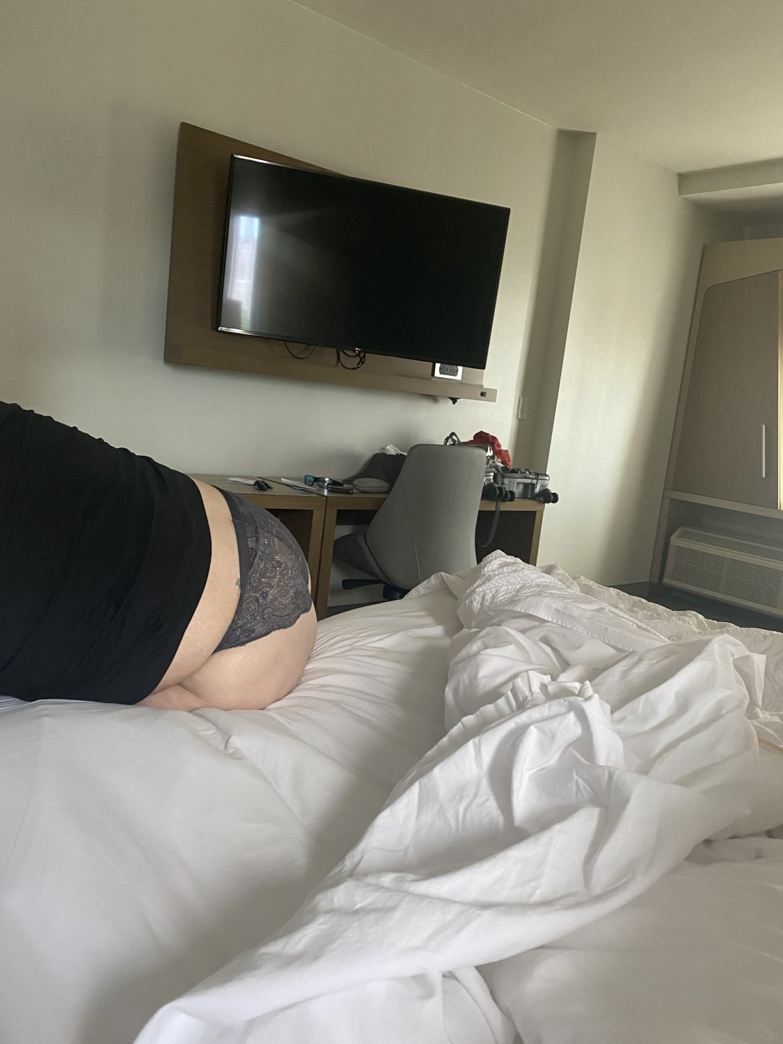 unaware wife in hotel room